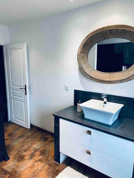 Maison Climatisee Avec Stationnement Et Wifi Bram Kültér fotó