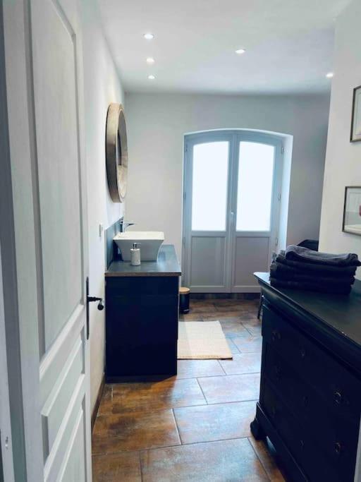Maison Climatisee Avec Stationnement Et Wifi Bram Kültér fotó
